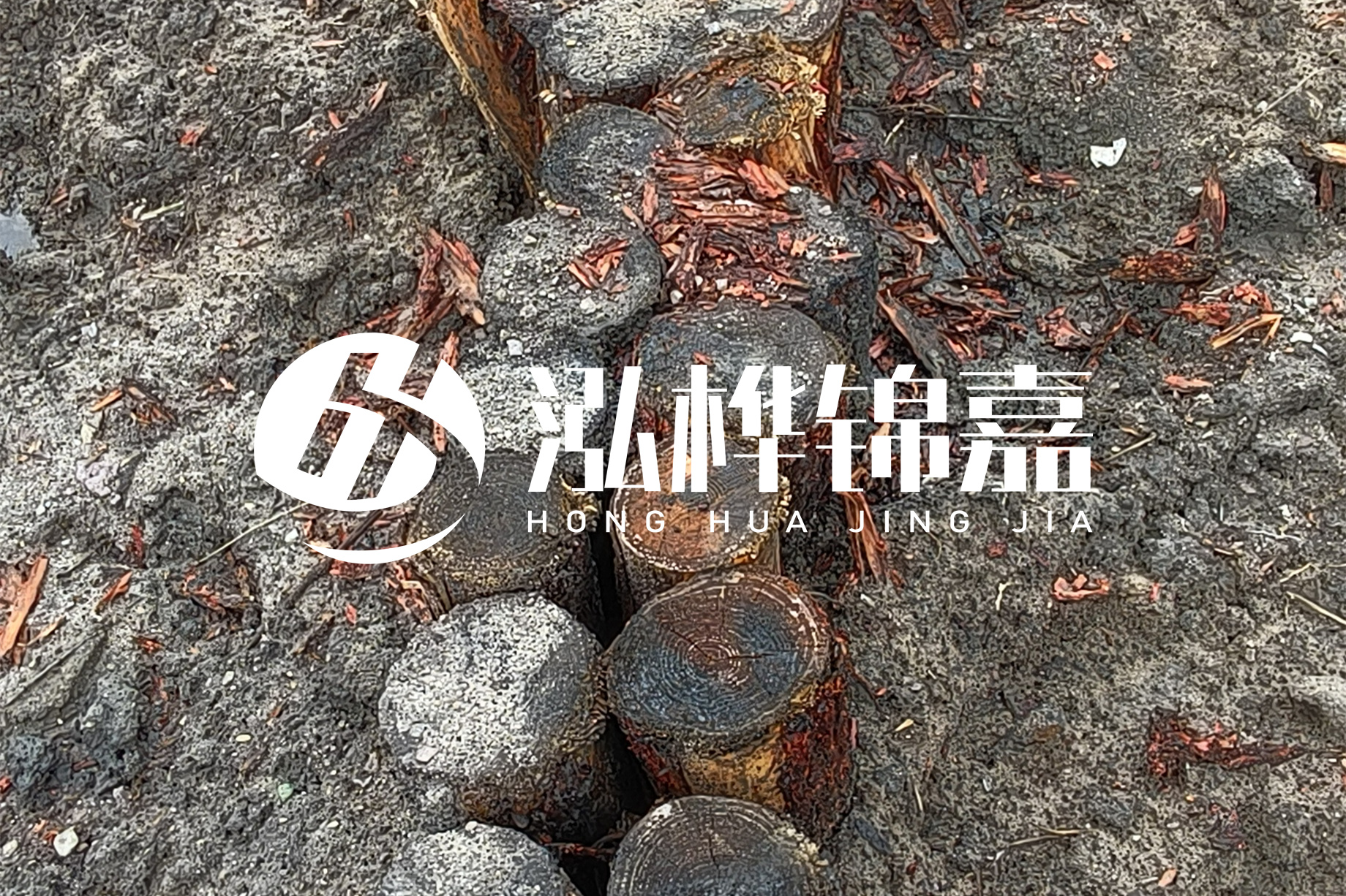 魚塘淤泥太多怎么清理？挖掘機(jī)清除淤泥的作用及方法