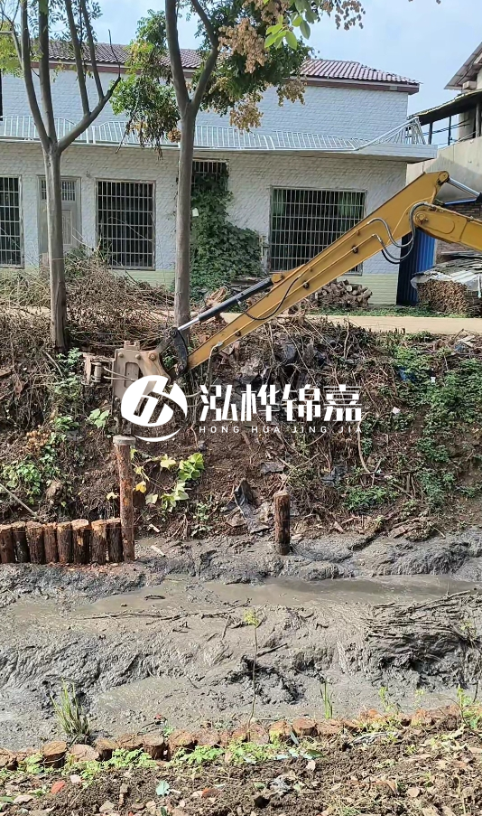 三明挖機打木樁專業(yè)施工-河道邊打木樁如何防止木樁傾斜？
